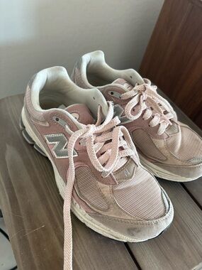 New Balance Women’s Light Pink & Silver Retro Sneakers